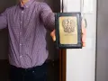 Komornik pokazuje legitymację. Zastanawiasz się, ile komornik może zabrać z pensji minimalnej?