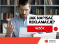Zdezorientowany mężczyzna z dokumentem w ręku uczy się, jak napisać reklamację. Dostępny wzór ułatwi Ci ten proces.