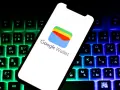Smartfon z logo Google Wallet na tle podświetlanej klawiatury. Czy portfel Google jest bezpieczny? Odpowiedź znajdziesz w cyfrowym świecie.
