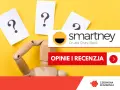 Drewniany manekin z pytajnikami zastanawia się nad ofertą smartney.pl. Opinie i recenzja.