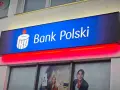Reklama PKO Bank Polski z hasłem "kiedy nowe lokaty w pko bp". Jasny neon z logo banku i czerwone podświetlenie.