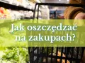 Ręka trzymająca koszyk na zakupy, na którym widnieje napis "Jak oszczędzać na zakupach?".