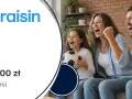 Rodzina kibicuje, trzymając piłkę. Logo Raisin i informacja o 2000 zł premii sugerują, że to oferta od Raisin bank.