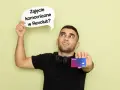 Mężczyzna trzyma kartę Revolut i chmurkę z napisem "Zajęcie komornicze w Revolut?".