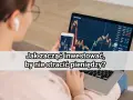 Kobieta analizuje wykresy na laptopie i telefonie, ucząc się inwestowania pieniędzy dla początkujących.