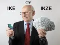 Starszy pan z kartą i plikiem banknotów, zastanawia się: IKE czy IKZE?
