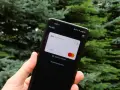Smartfon z aplikacją Portfel, pokazujący kartę Zen. Dowiedz się, jak dodać kartę do Google Pay, by płacić zbliżeniowo.