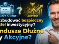 Mężczyzna wskazuje na grafikę porównującą fundusze dłużne i akcyjne. Czy warto inwestować w obligacje?