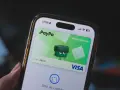 Jak dodać kartę do portfela? Na ekranie telefonu widać wirtualną kartę PayPo Visa z zabawną postacią.