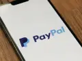 Na ekranie telefonu widnieje logo PayPal. Czy PayPal jest bezpieczny? To pytanie zadaje sobie wielu użytkowników.