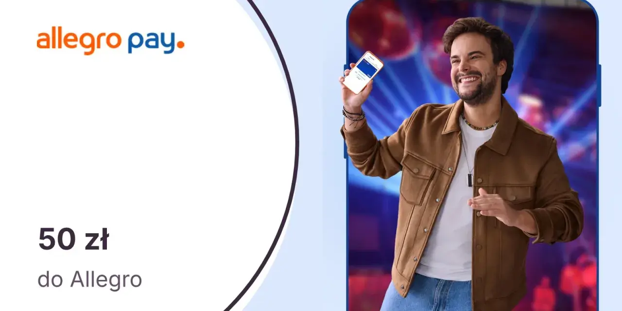 Radosny mężczyzna prezentuje telefon z aplikacją Allegro Pay, obiecując 50 zł do wykorzystania na zakupy.