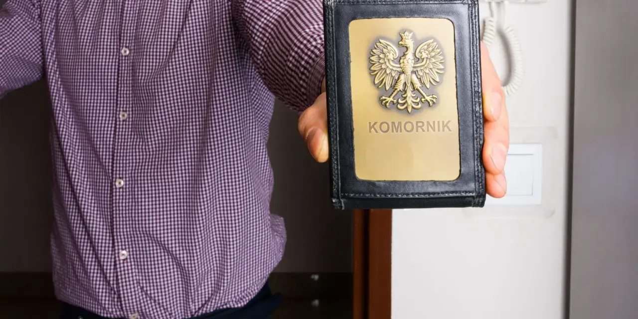 Komornik pokazuje legitymację. Zastanawiasz się, ile komornik może zabrać z pensji minimalnej?