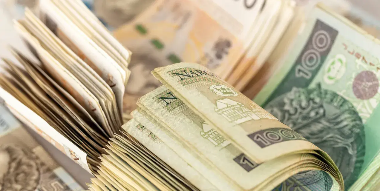 Stosy polskich banknotów, 100, 200 i 500 złotych, pokazują, że cash is back.