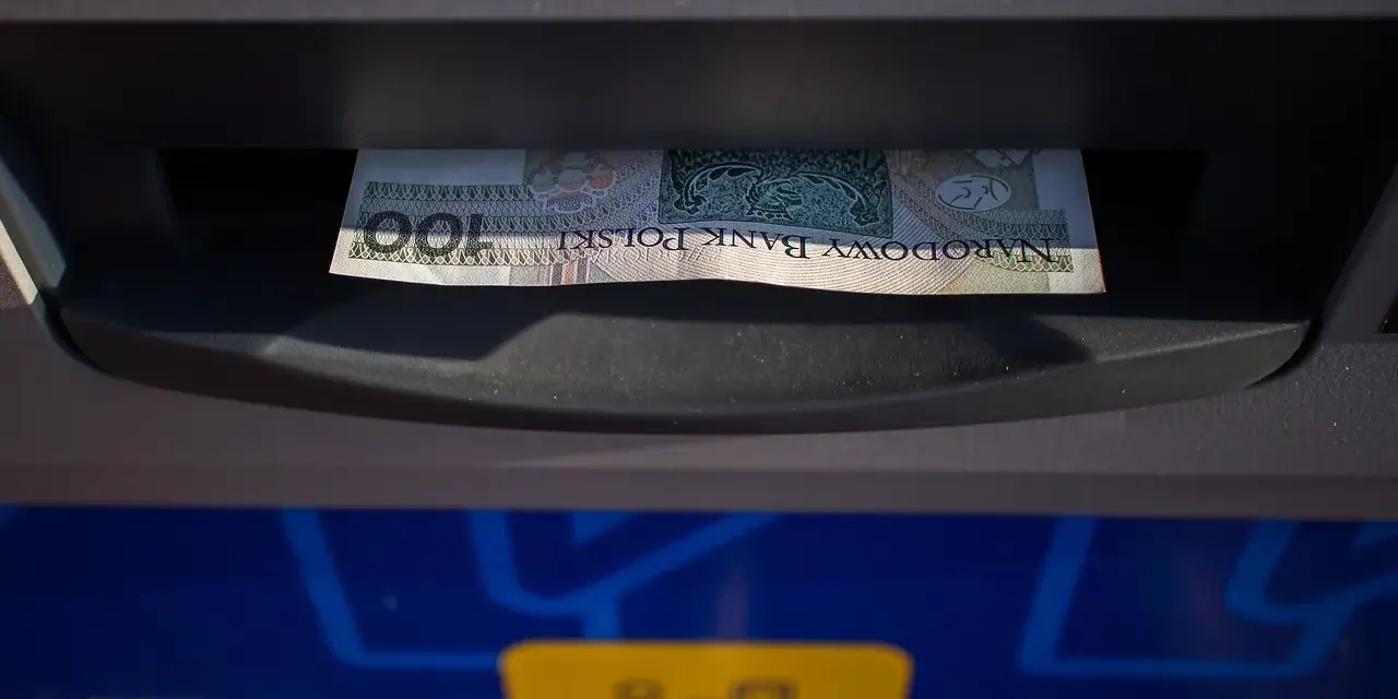 Banknot 100 zł włożony do wpłatomatu. Tak działa wpłatomat: wkładasz pieniądze, a urządzenie je przyjmuje.
