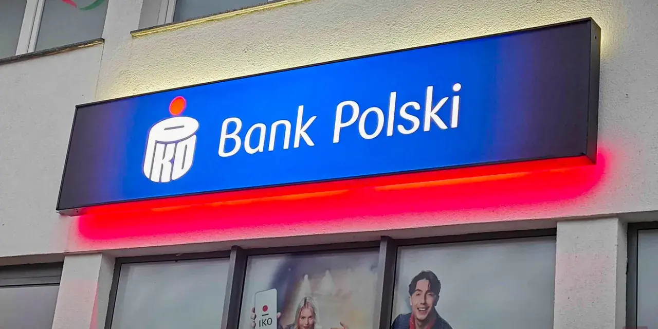 Reklama PKO Bank Polski z hasłem "kiedy nowe lokaty w pko bp". Jasny neon z logo banku i czerwone podświetlenie.