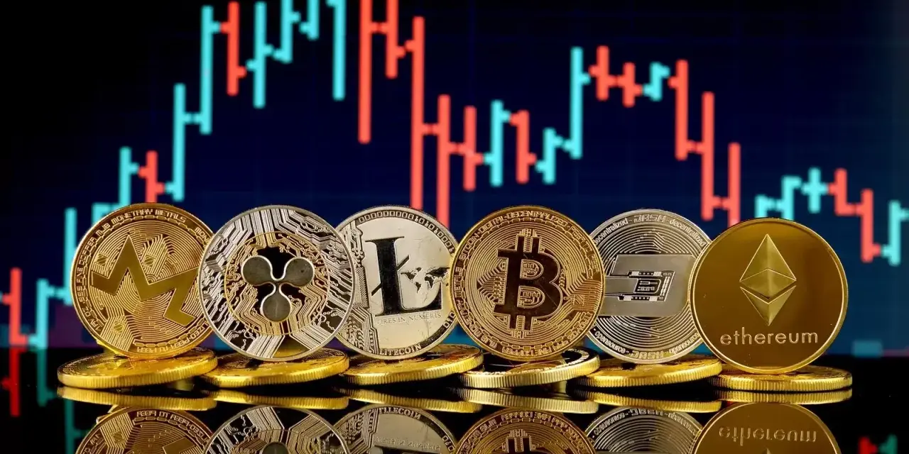 Monety kryptowalut (Bitcoin, Ethereum, Litecoin, Ripple, Dash, Monero) na tle wykresu giełdowego. Polska giełda kryptowalut w pigułce.