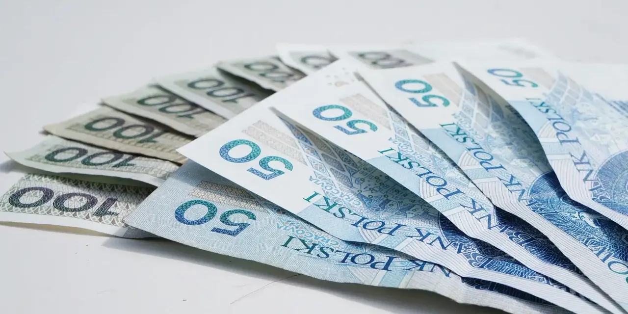 Złożone banknoty 50 i 100 zł. Zastanawiasz się, jak zwrócić groupon? Może te pieniądze pomogą w rozwiązaniu problemu.