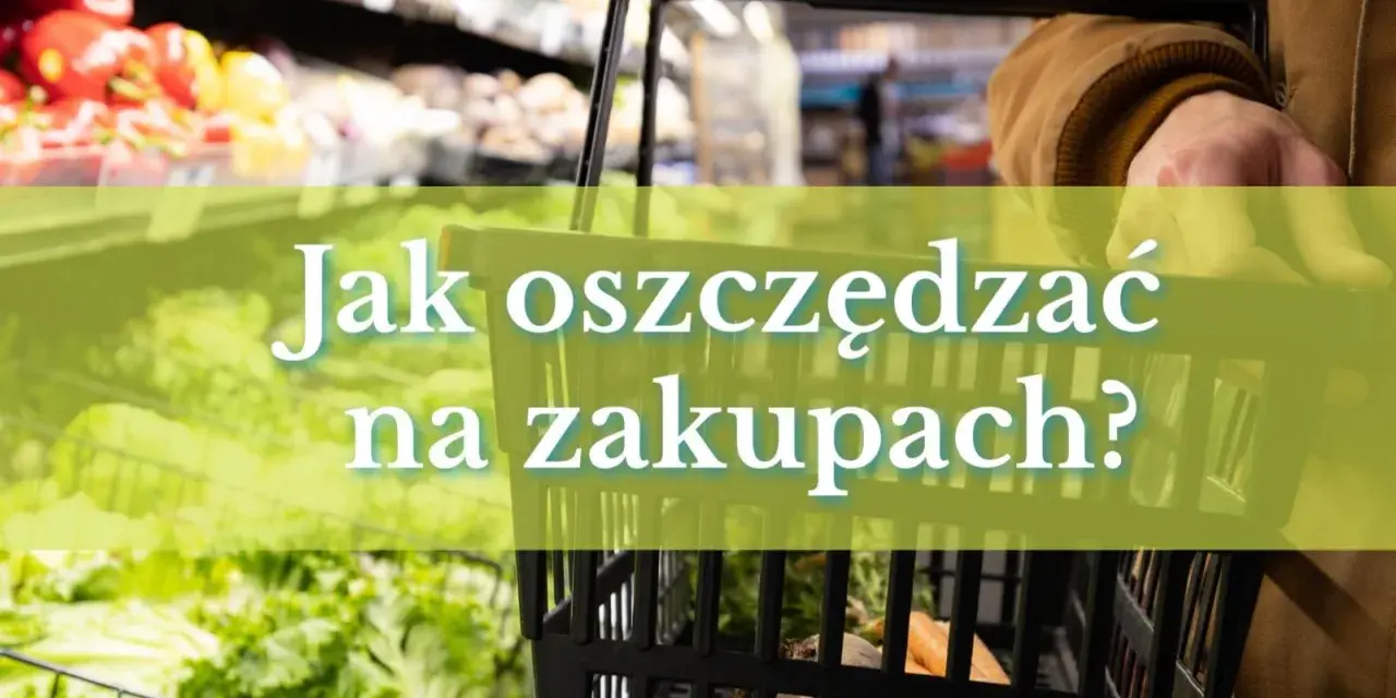 Ręka trzymająca koszyk na zakupy, na którym widnieje napis "Jak oszczędzać na zakupach?".