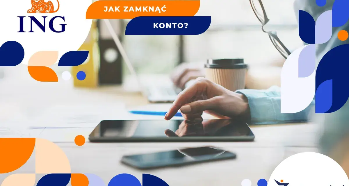 Jak zamknąć konto w ING? Na zdjęciu dłoń dotyka ekranu tabletu, obok leży smartfon i kubek kawy.