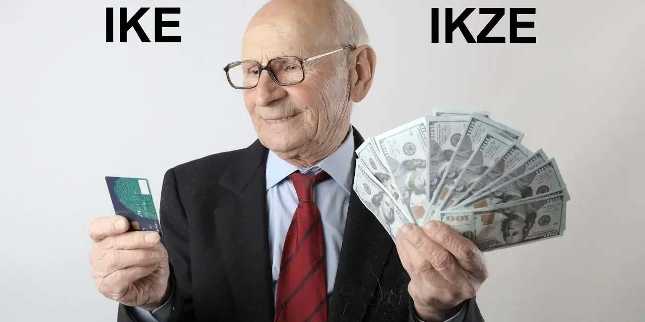 Starszy pan z kartą i plikiem banknotów, zastanawia się: IKE czy IKZE?