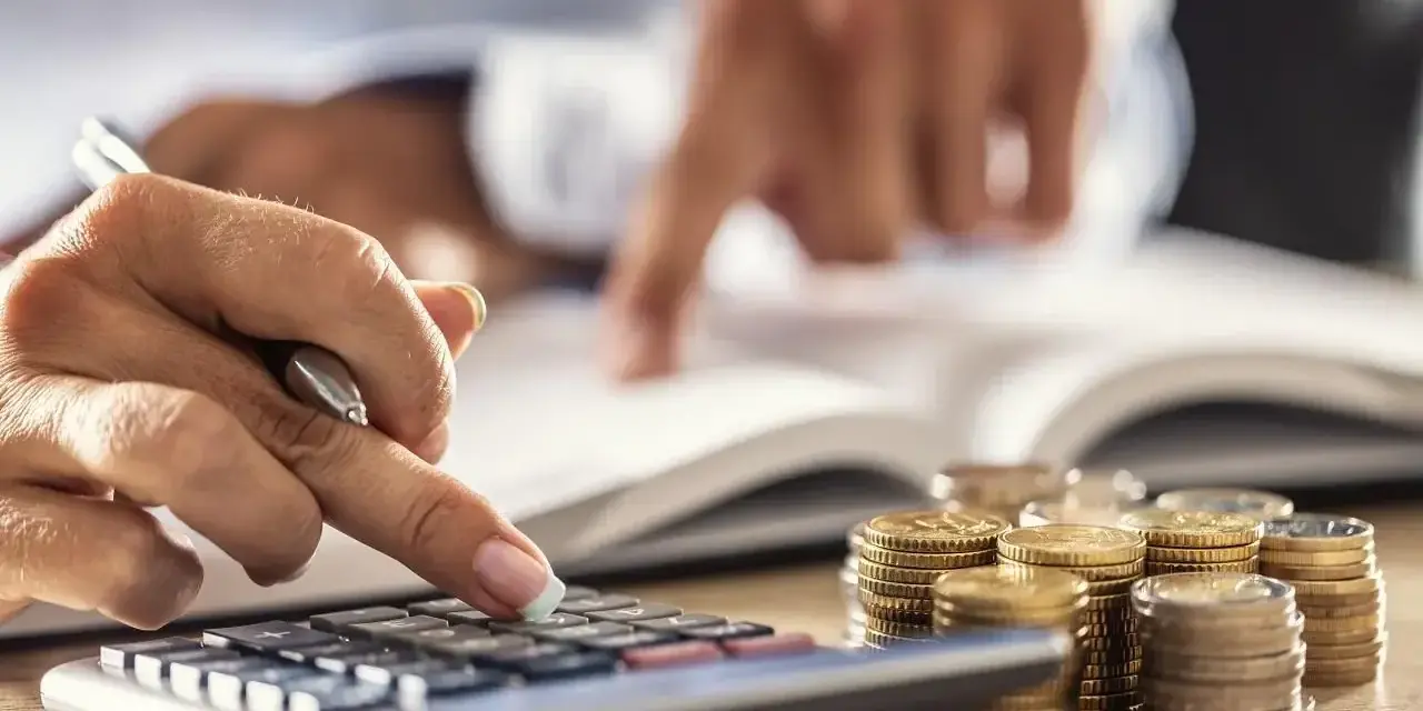 Rachunki, monety i kalkulator. Czy RRSO 120 procent to dużo? Analiza finansowa.