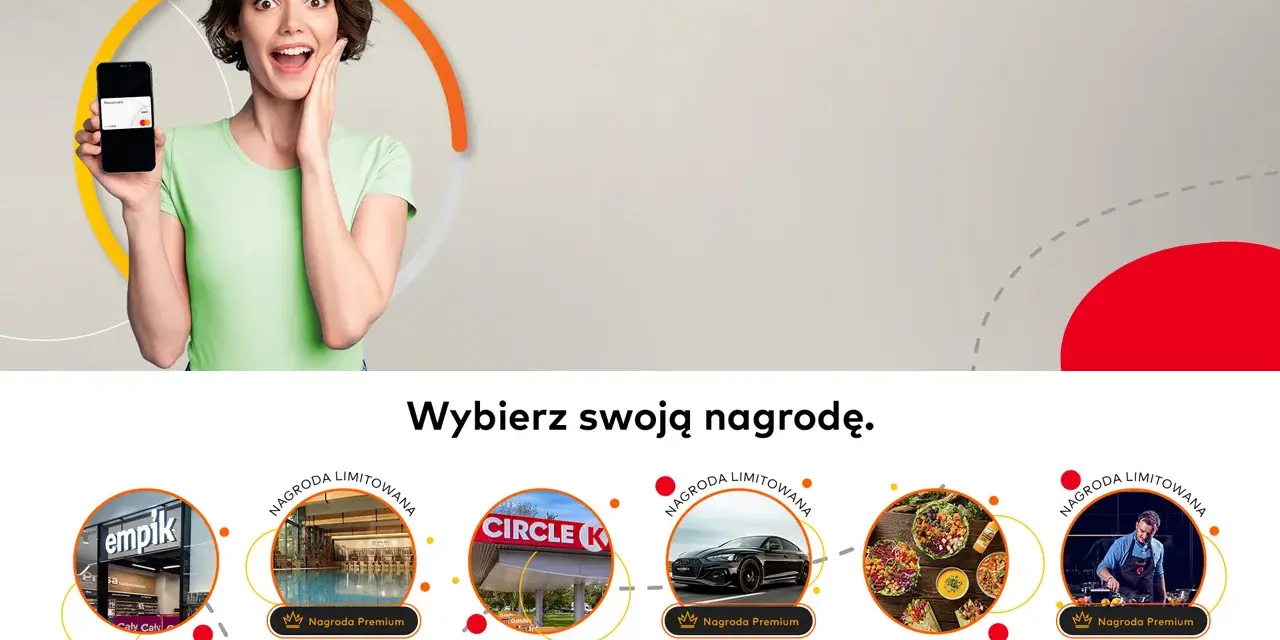 Kobieta z uśmiechem prezentuje telefon z kartą Mastercard, zachęcając do wyboru nagrody w ramach "Bezcenne Chwile".