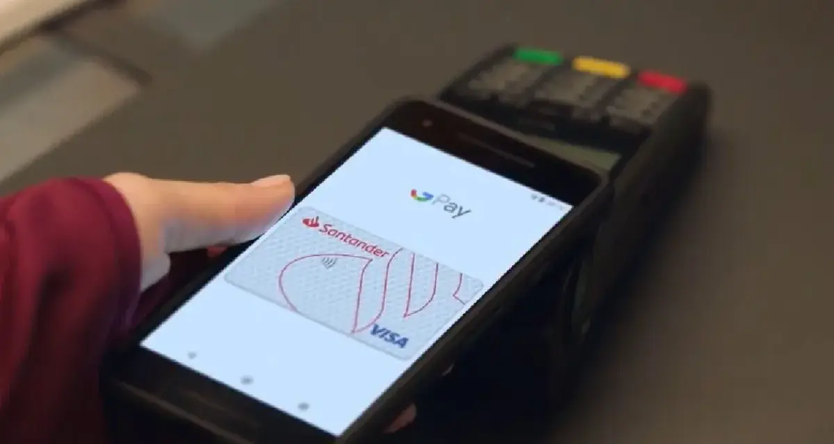 Zbliżenie na telefon z ekranem Google Pay, pokazujące jak działa płatność zbliżeniowa kartą Santander Visa.