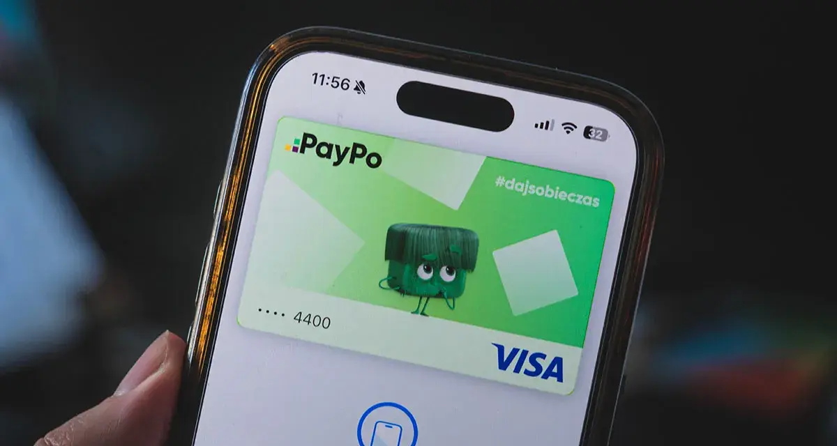 Jak dodać kartę do portfela? Na ekranie telefonu widać wirtualną kartę PayPo Visa z zabawną postacią.