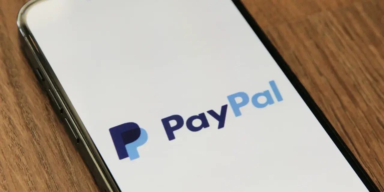 Na ekranie telefonu widnieje logo PayPal. Czy PayPal jest bezpieczny? To pytanie zadaje sobie wielu użytkowników.
