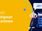 Mężczyzna z kalkulatorem i banknotami myśli o obligacjach skarbowych.