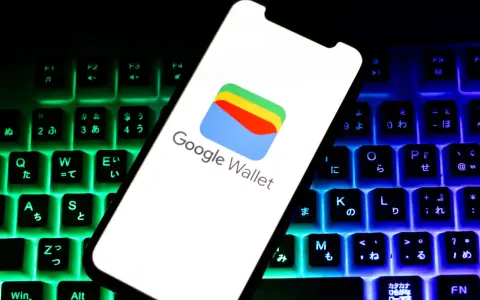 Smartfon z logo Google Wallet na tle podświetlanej klawiatury. Czy portfel Google jest bezpieczny? Odpowiedź znajdziesz w cyfrowym świecie.