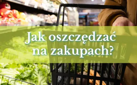 Ręka trzymająca koszyk na zakupy, na którym widnieje napis "Jak oszczędzać na zakupach?".