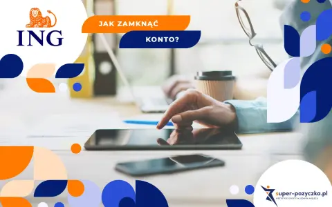 Jak zamknąć konto w ING? Na zdjęciu dłoń dotyka ekranu tabletu, obok leży smartfon i kubek kawy.