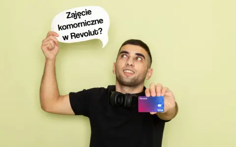 Mężczyzna trzyma kartę Revolut i chmurkę z napisem "Zajęcie komornicze w Revolut?".