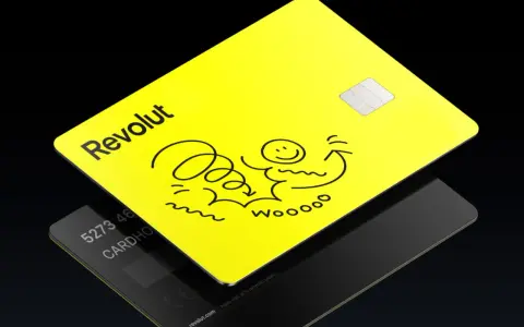 Żółta karta Revolut z zabawnym rysunkiem. Zastanawiasz się, revolut od ilu lat jest dostępny?
