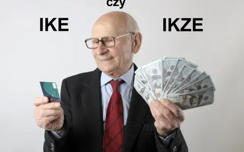 Starszy pan z kartą i plikiem banknotów, zastanawia się: IKE czy IKZE?