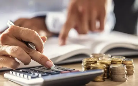 Rachunki, monety i kalkulator. Czy RRSO 120 procent to dużo? Analiza finansowa.