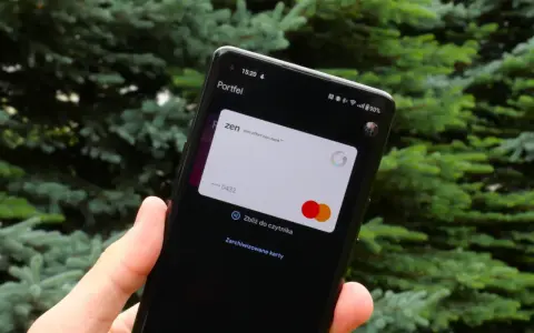 Smartfon z aplikacją Portfel, pokazujący kartę Zen. Dowiedz się, jak dodać kartę do Google Pay, by płacić zbliżeniowo.