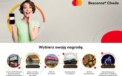 Kobieta z uśmiechem prezentuje telefon z kartą Mastercard, zachęcając do wyboru nagrody w ramach "Bezcenne Chwile".