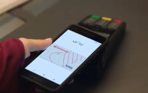 Zbliżenie na telefon z ekranem Google Pay, pokazujące jak działa płatność zbliżeniowa kartą Santander Visa.