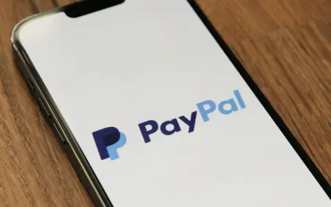 Na ekranie telefonu widnieje logo PayPal. Czy PayPal jest bezpieczny? To pytanie zadaje sobie wielu użytkowników.