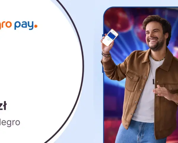Radosny mężczyzna prezentuje telefon z aplikacją Allegro Pay, obiecując 50 zł do wykorzystania na zakupy.