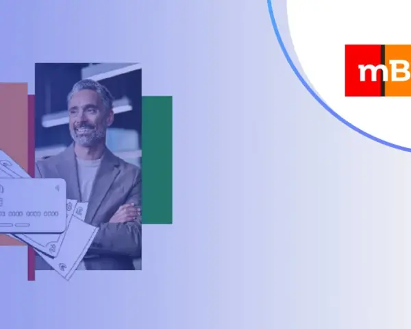 Uśmiechnięty mężczyzna z kartą i pieniędzmi. Mbank mkonto intensive to klucz do Twoich finansów.