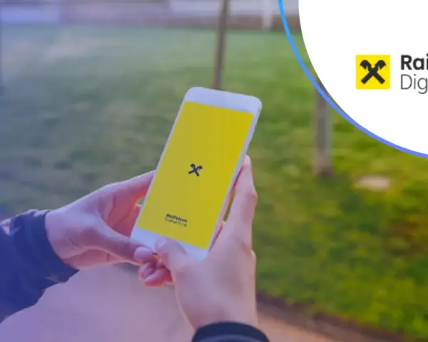 Dłonie trzymają smartfon z logo Raiffeisen Digital Bank.