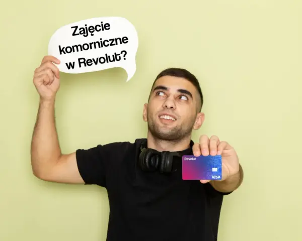Mężczyzna trzyma kartę Revolut i chmurkę z napisem "Zajęcie komornicze w Revolut?".