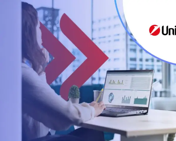 Kobieta analizuje dane na laptopie, obok logo UniCredit. Rozważasz UniCredit konto oszczędnościowe?