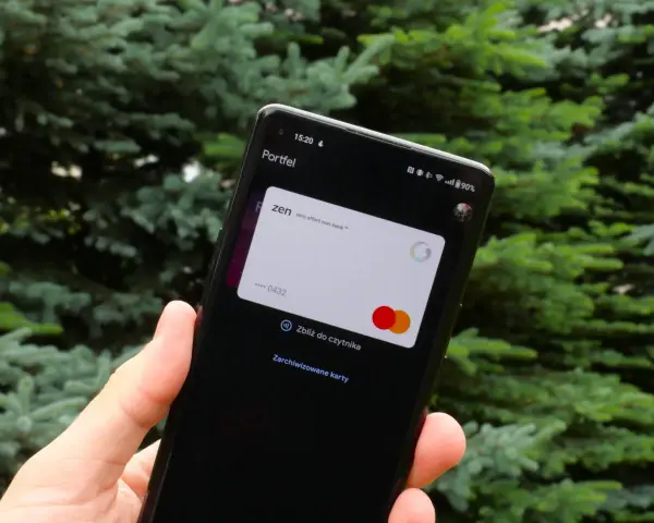 Smartfon z aplikacją Portfel, pokazujący kartę Zen. Dowiedz się, jak dodać kartę do Google Pay, by płacić zbliżeniowo.