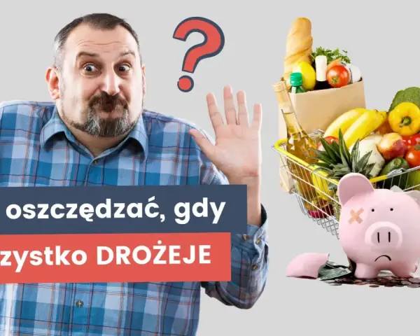 Zaskoczony mężczyzna z pytajnikiem nad głową i rozbita skarbonka obok koszyka z zakupami. Jak oszczędzać na zakupach, gdy wszystko drożeje?