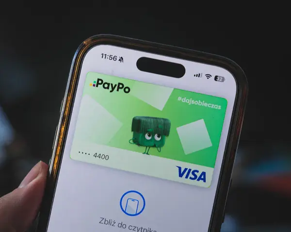 Jak dodać kartę do portfela? Na ekranie telefonu widać wirtualną kartę PayPo Visa z zabawną postacią.