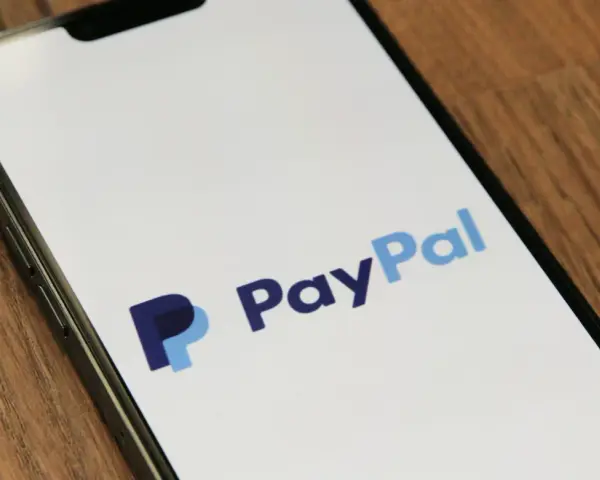 Na ekranie telefonu widnieje logo PayPal. Czy PayPal jest bezpieczny? To pytanie zadaje sobie wielu użytkowników.